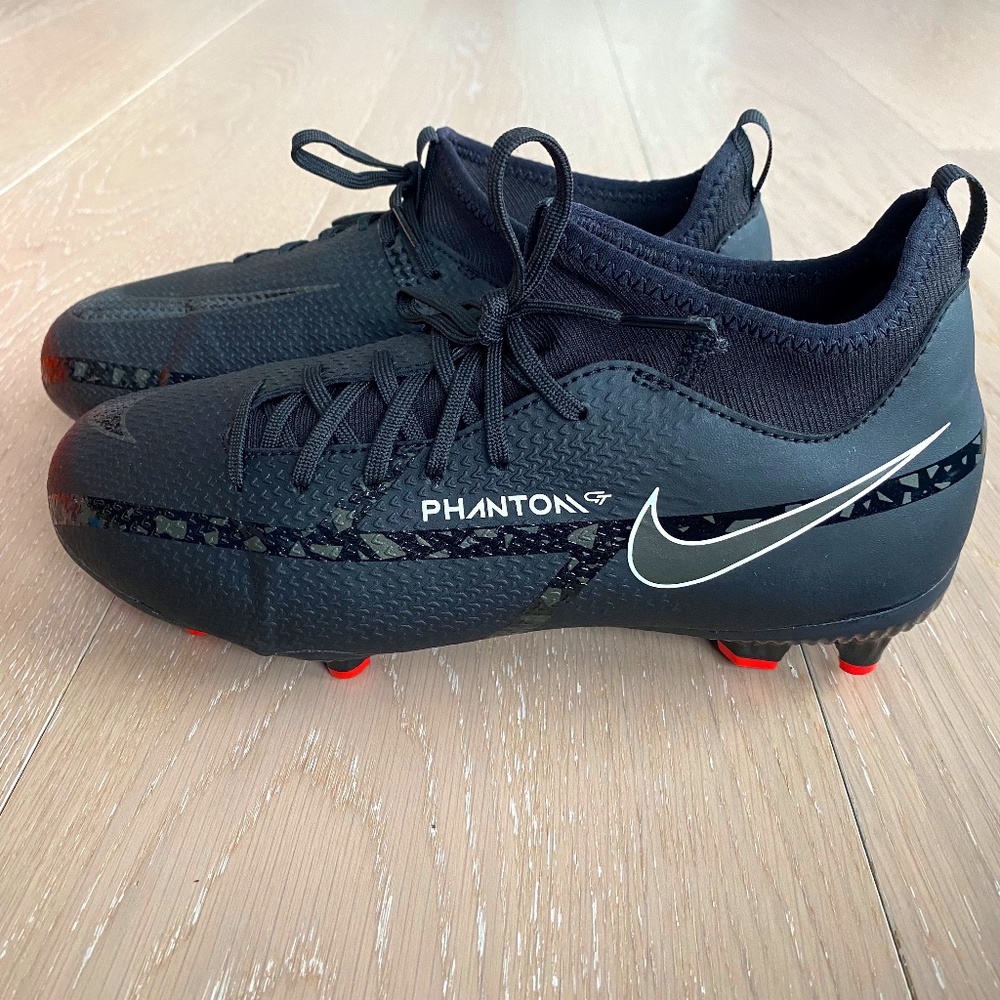 NIB/NWT Nike Kids Phantom GT2 Academy Dynamic Fit FG Soccer Cleats, Size US 5.5